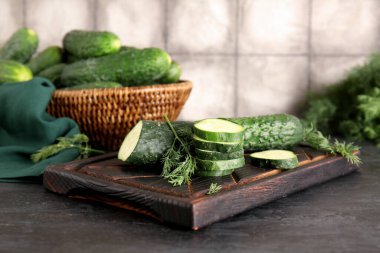 Masada taze salatalık ve ahşap tahta.