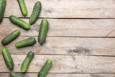 Ahşap zemin üzerinde taze salatalıklar