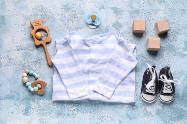 Bebek kıyafetleri, patik ve aksesuarlı kompozisyon renk arkaplanı