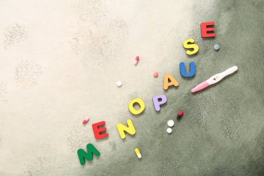 Kelime MENOPAUSE ile haplar ve grunge arka plan hamilelik testi
