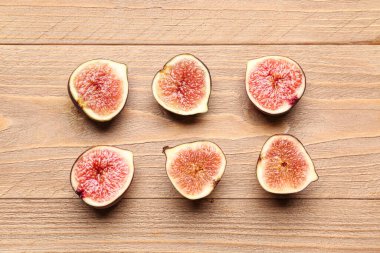 Ahşap zeminde taze incir yarımları