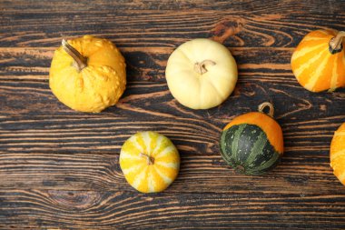 Ahşap arka planda farklı taze balkabakları