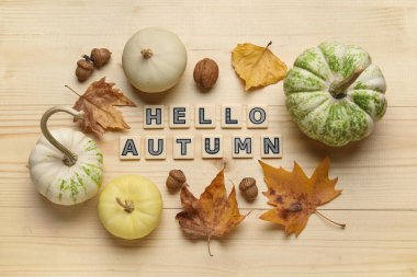 Meşe palamudu, yaprak ve yazılı balkabakları Kahverengi ahşap arka planda Hello AUTUMN