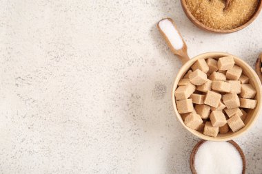 Beyaz arka planda farklı tipte şekerli kaseler