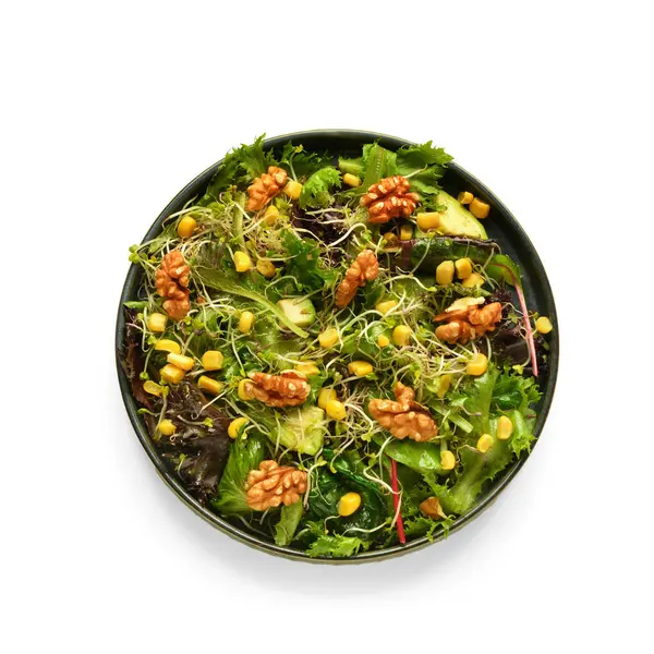 Beyaz arka planda taze salata tabağı