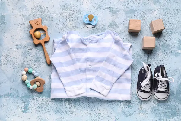 Bebek kıyafetleri, patik ve aksesuarlı kompozisyon renk arkaplanı