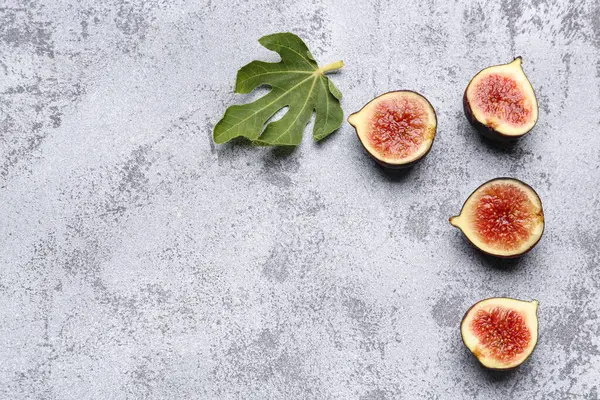 Mavi arka planda taze incir ve yaprak yarımları