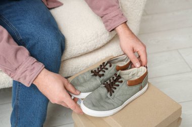 Bir çift sıradan ayakkabılı adam içeride, yakın plan.