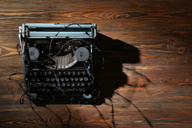 Kaliteli daktilo, dikenli tel, ahşap arka planda. Yasak kavramı yazdırılıyor