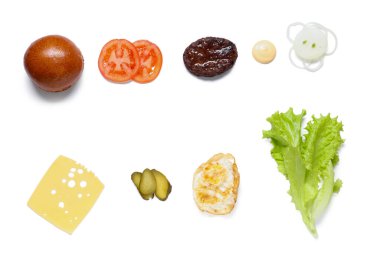 Beyaz arkaplanda izole edilmiş lezzetli burger malzemelerinin üst görünümü