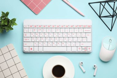 PC klavye, fare, kulaklık, kahve ve kırtasiye malzemesi mavi arkaplanda