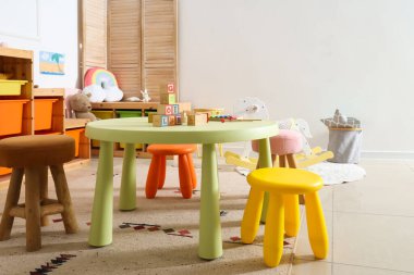 Anaokulunda oyuncakları olan bir oyun odası.