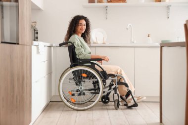 Genç Afro-Amerikalı kadın tekerlekli sandalyede.