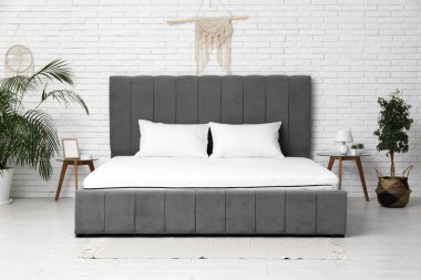 Yeni ortopedik yatak, odadaki şık yatak.