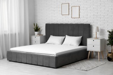 Yeni ortopedik yatak, odadaki şık yatak.