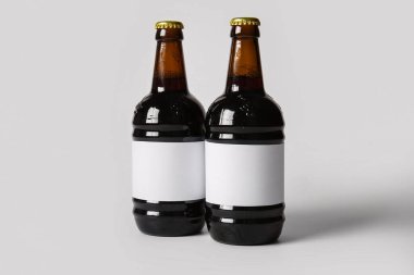 Gri arka planda soğuk bira şişeleri