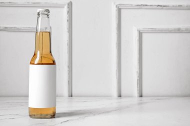 Beyaz arka plan üzerinde soğuk bira şişe