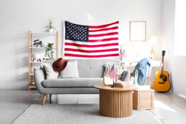 Gri kanepe, kahve masası ve Amerikan bayraklarıyla oturma odasının içinde.
