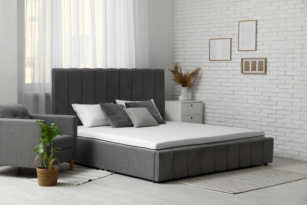 Новый ортопедический матрас на стильной кровати в номере