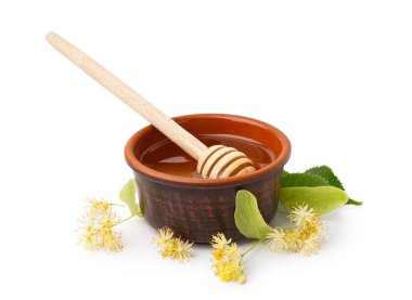 Beyaz arka planda ıhlamur balı ve karabiberli kase