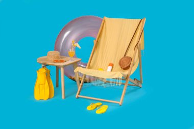 Güverte sandalyesi, şişirilebilir yüzük ve mavi arka planda bir bardak kokteyl.