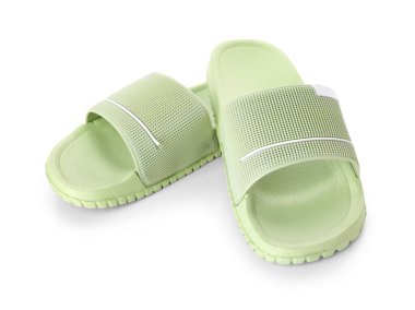 Beyaz arka planda yeşil kadın terlikleri