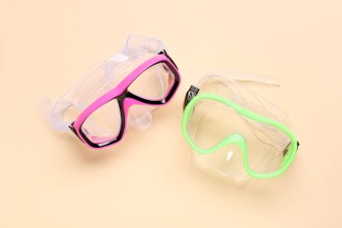 Bej arka planda farklı yüzme maskeleri