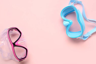 Pembe arka planda farklı yüzme maskeleri