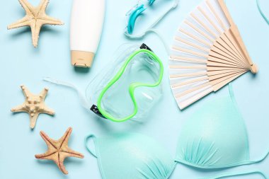 Plaj aksesuarları ve deniz yıldızlarıyla renklendirilmiş kompozisyon