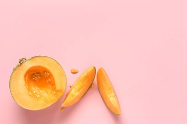 Pembe arka planda tatlı karpuzu kes