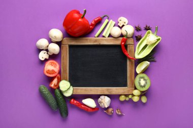 Boş karatahta ile kompozisyon, mor arka planda meyve ve sebzeler