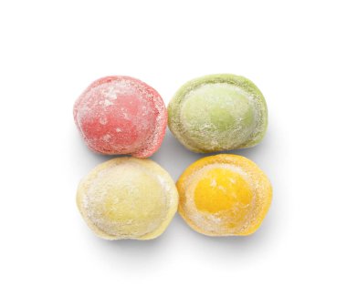 Beyaz arkaplanda renkli çiğ hamur köfteleri