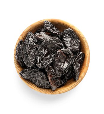 Beyaz zemin üzerine lezzetli kurutulmuş Erik ile kase