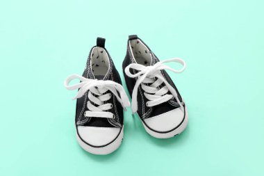 Renkli arka planda bir çift şık bebek paçası