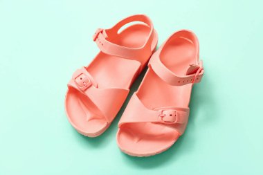 Renkli arka planda şık çocuk sandaletleri