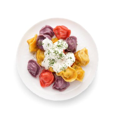 Ekşi kremalı ve dereotlu kaynamış renkli hamur köfteleri.