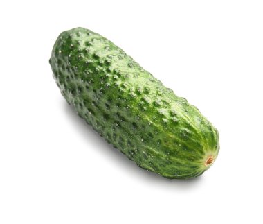 Beyaz arkaplanda taze salatalık izole edilmiş.