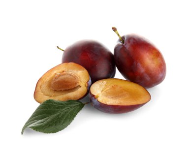 Taze erik ve beyaz arka planda yaprak