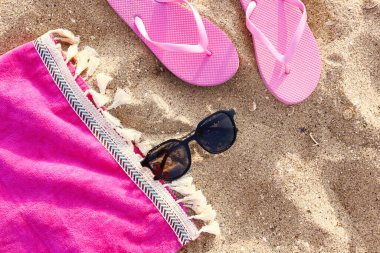 Şık siyah güneş gözlükleri ve parmak arası terlikler