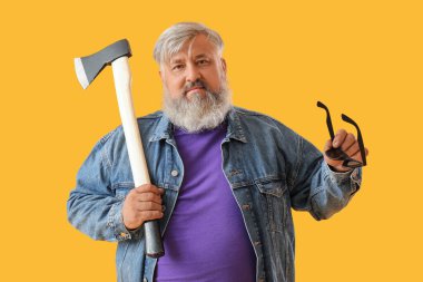 Turuncu arka planda baltası olan olgun oduncu portresi