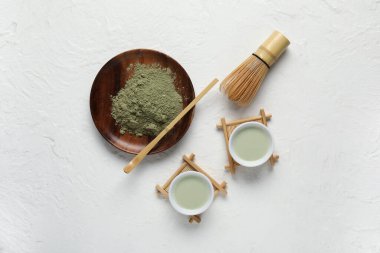 Hafif arka planda taze kibrit çay, toz ve aksesuarlı kompozisyon