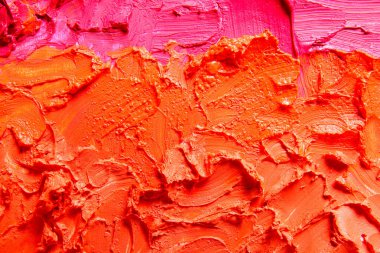 Pembe ve kırmızı yağlı boya darbelerinin yakın görüntüsü