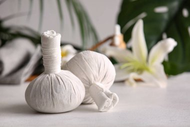 Masada bitkisel spa poşetleri var.