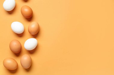 Turuncu arka planda çiğ tavuk yumurtası.