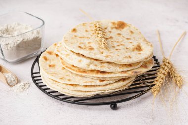 Beyaz arkaplanda lezzetli pita ekmeği ızgarası