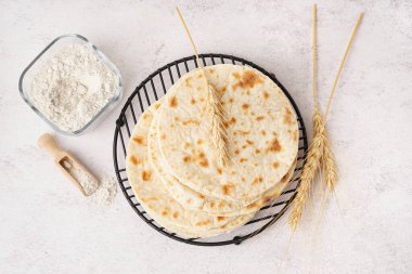 Beyaz arkaplanda lezzetli pita ekmeği ızgarası