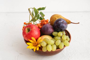 Beyaz arka planda farklı taze meyve ve böğürtlenli kase
