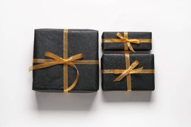 Beyaz arka planda hediye kutuları. Kara Cuma