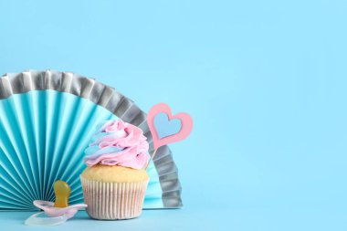 Emziği ve dekoru mavi arka planda olan enfes bir kek. Cinsiyet ortaya çıkan parti kavramı