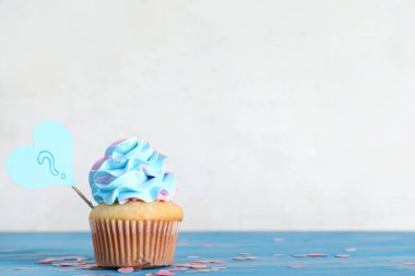 Masada pembe ve mavi kremalı, beyaz grunge arka planına karşı nefis bir kek. Cinsiyet ortaya çıkan parti kavramı